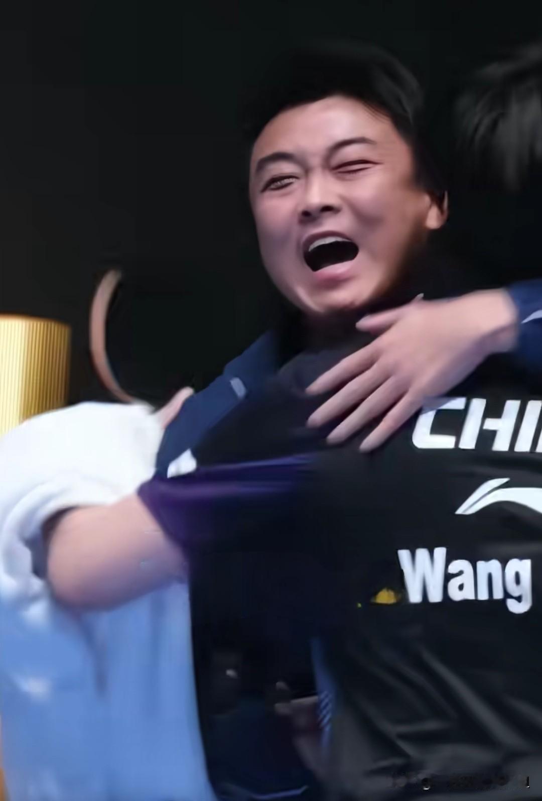 大头夺冠瞬间，王皓激动疯了！他双臂高举呐喊……又连续与王楚钦互动，做不同的手