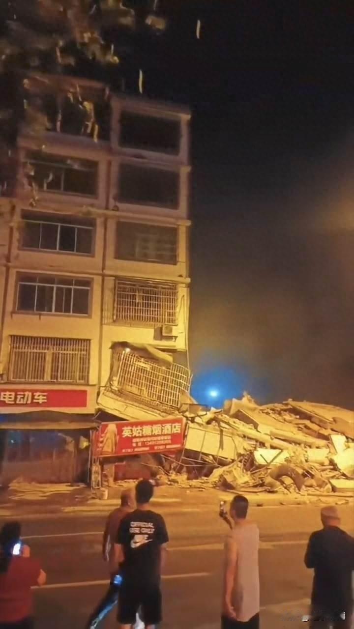 凌晨灯还亮着，三个人没消息，2026年5月18日凌晨0点21分，柳州柳南区发生了