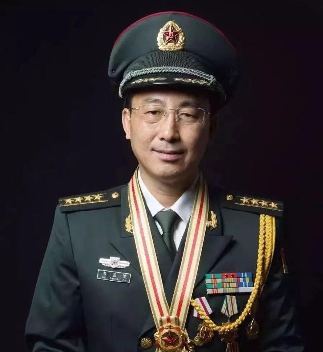 1985年老山战场上，20岁小战士被炸伤，为保住阵地，他独自坚守战位11个小时，