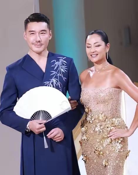 胡兵和瞿颖亮相时尚中国之夜，两位好搭档好朋友又同框了！帅哥美女同框画面太养眼了！