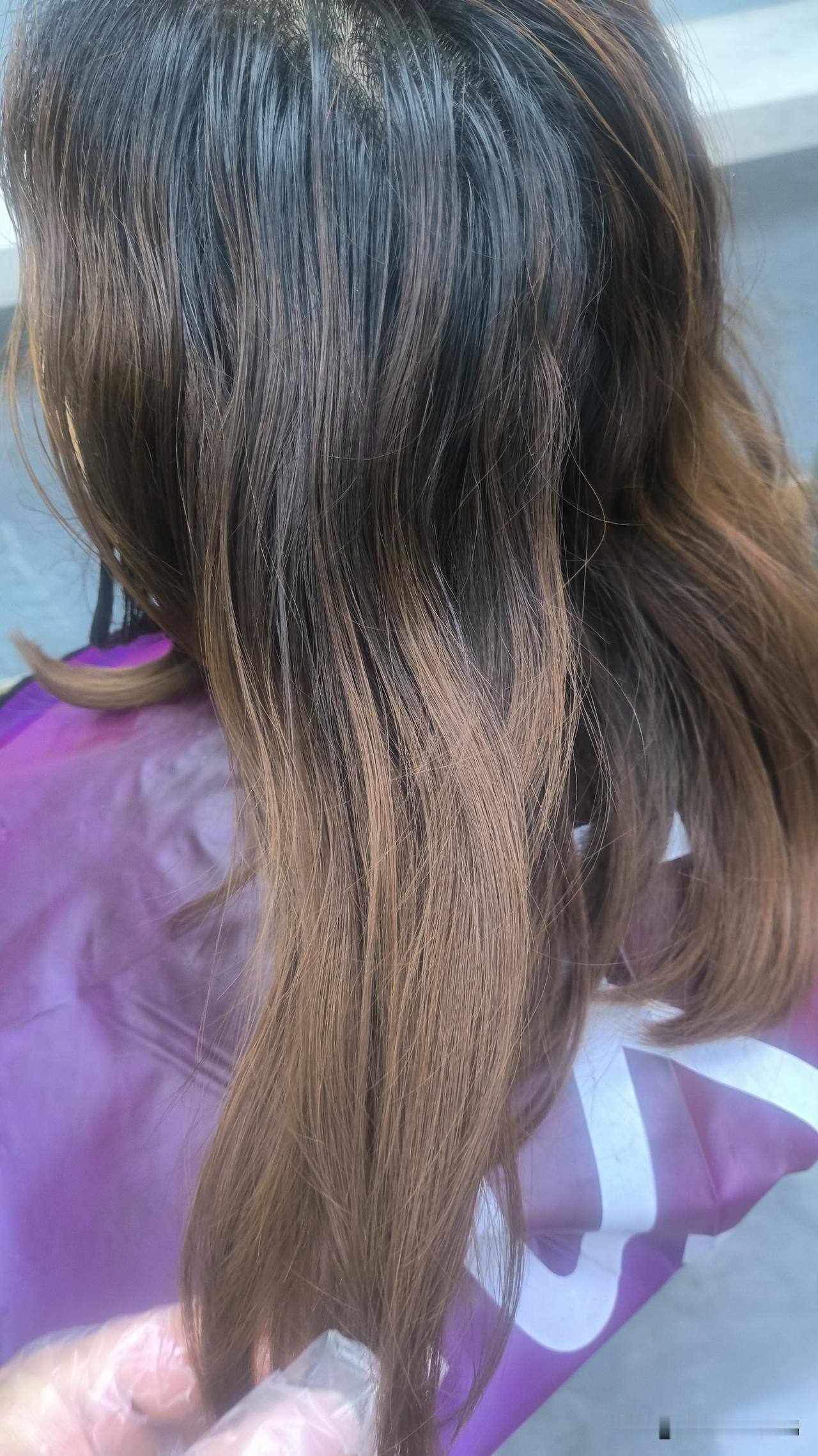 现在很多人为了“省钱”，很多人都自己在家里染发，甚至很多人在各种渠道去买一些所谓