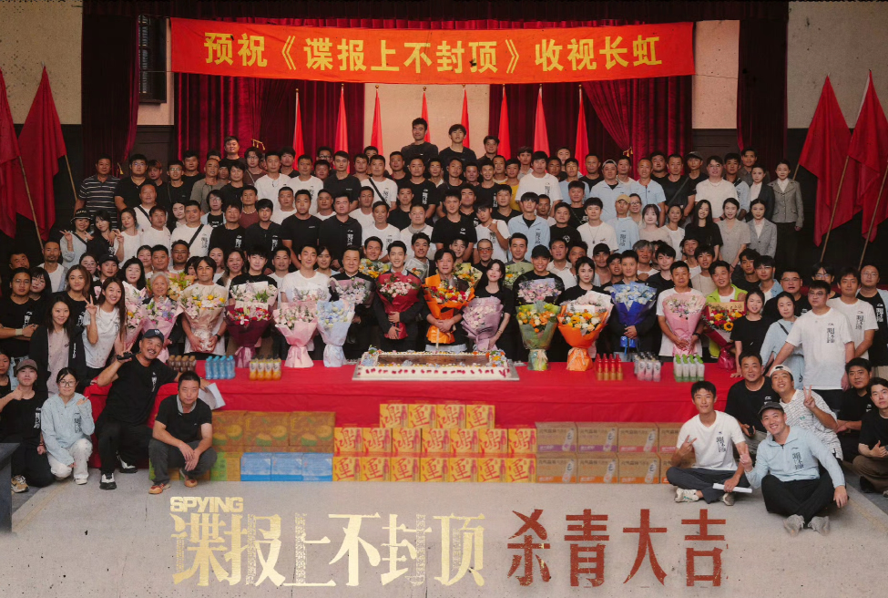 肖战代言的品牌if和元气森林又来杀青现场了，有肖战就是好啊！剧服有李宁，开机和杀