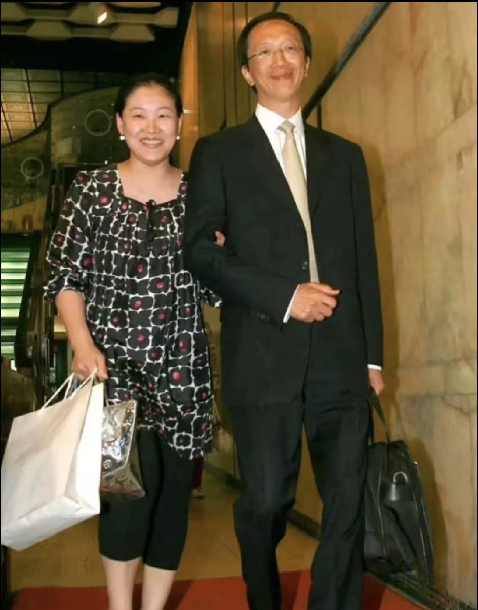 伏明霞的大女儿梁司渝，从哈佛毕业了，没发通稿，没晒学士服，网上连张正脸照都难