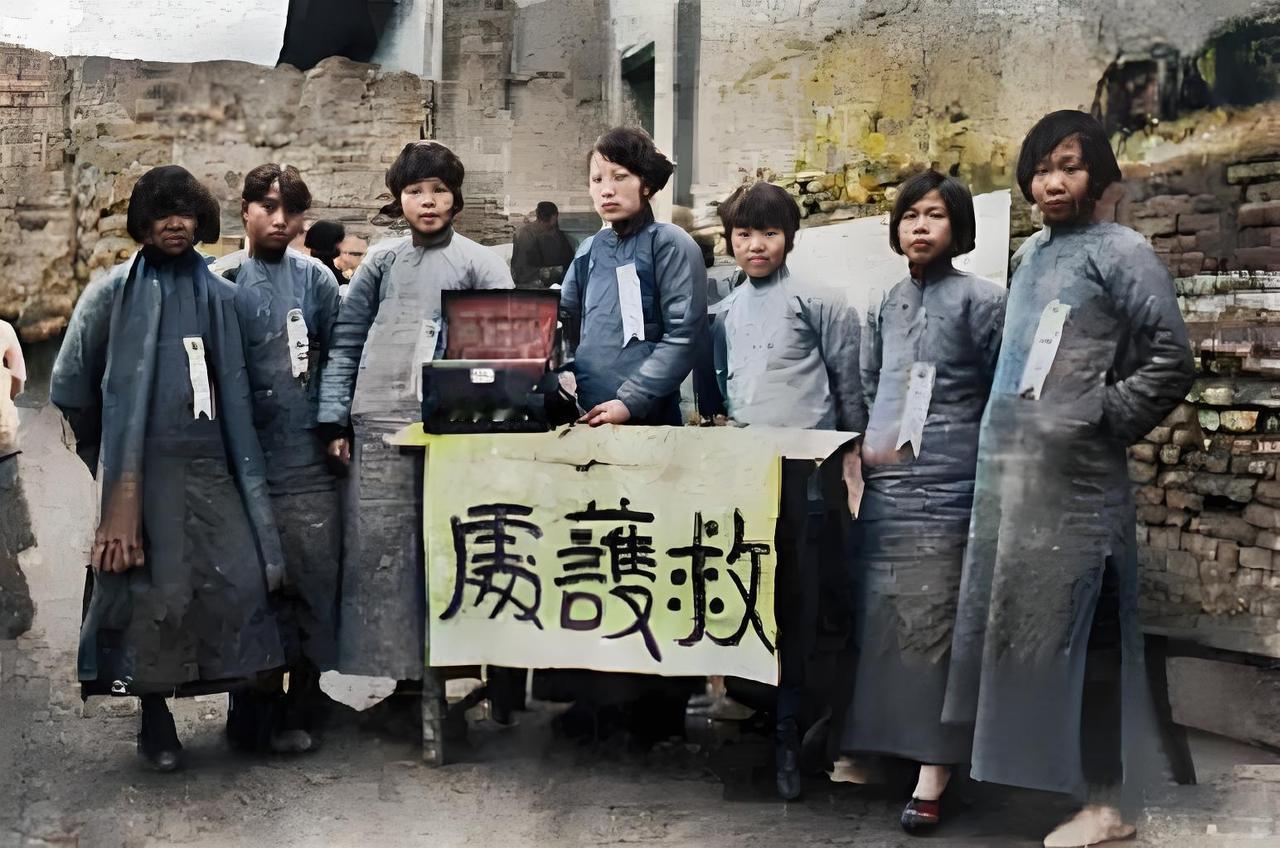 这是一张1939年西安老照片，瞅瞅画面，几个穿传统服饰的姐妹儿凑在一块儿，桌子前
