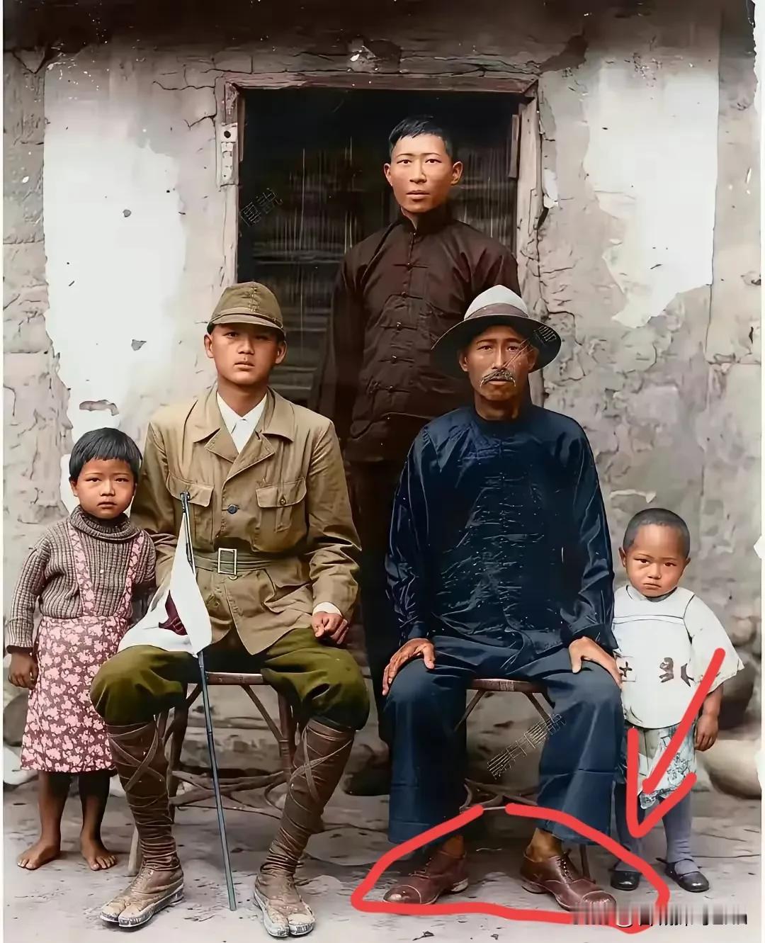 1943年，台湾高雄，这名青年人当上了日本兵，临行前跟家人拍下了这张合影。​他