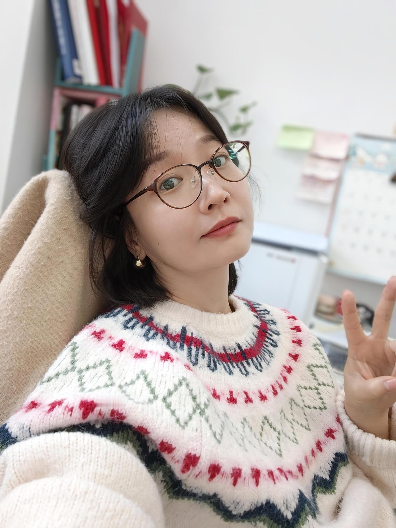 换了个新发型，还怪耐看的。