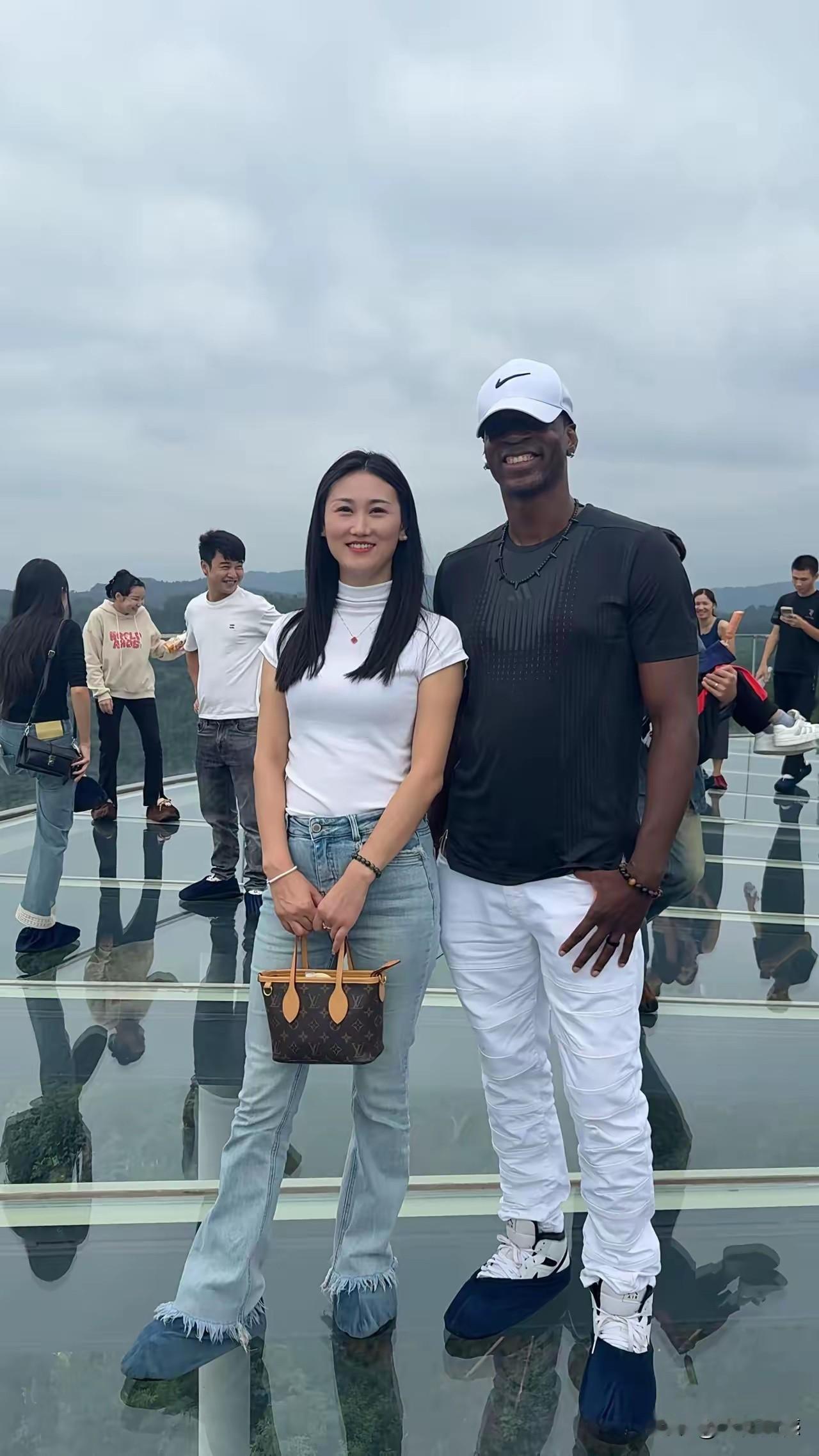 小伙身材很高大，从身高上看，两个人倒是很般配的，现在人的思想观念和以前真是不一样