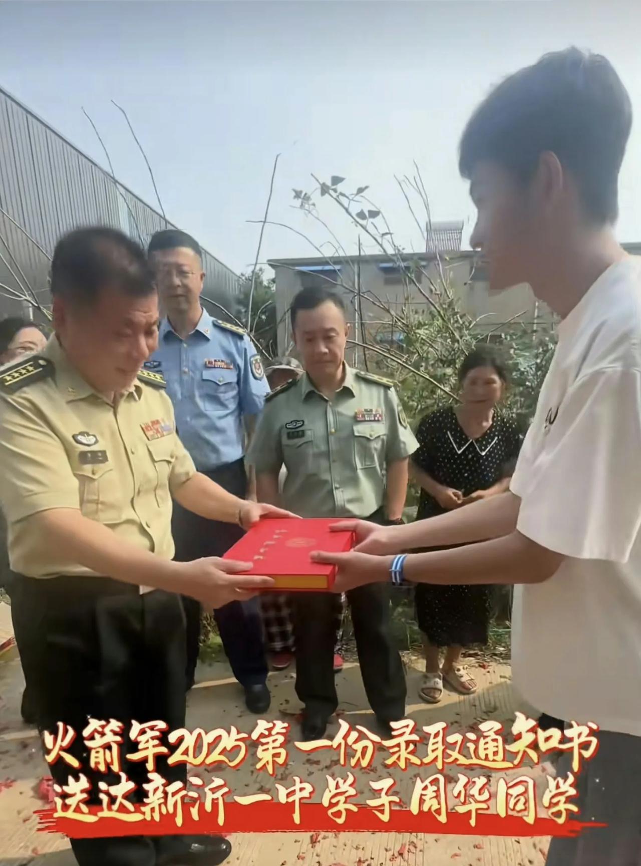 祝贺这位帅学生一次性获得了人生中的两大喜事！随着军校的招生人员专程到这位帅学生