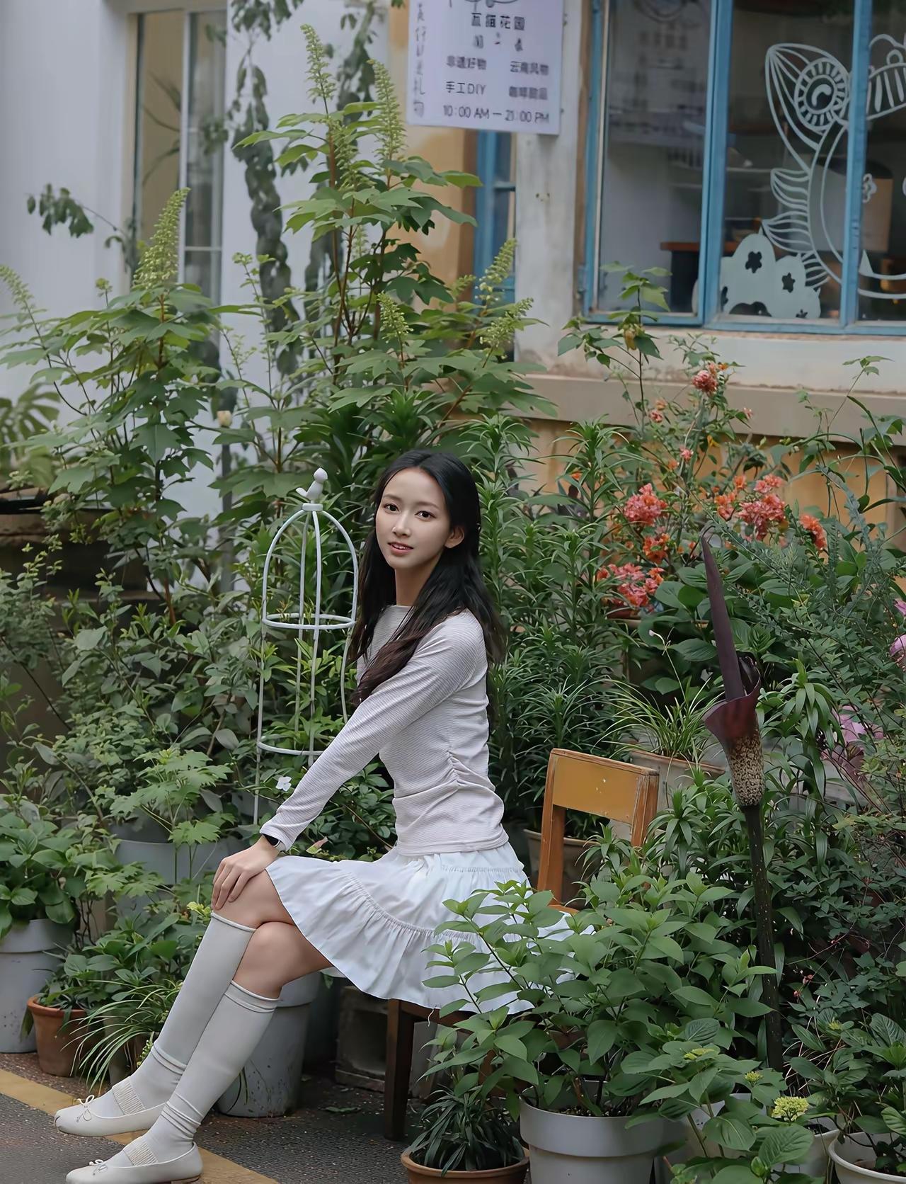 绿意盎然中，静坐赏花影。