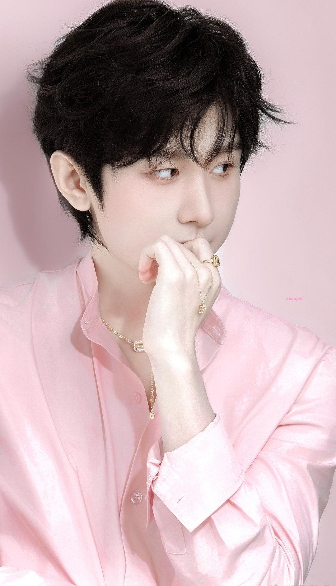 大家期待已久的5.17成毅生日🎂，成毅当天将在微博直播与大家云端相聚，线下暂无