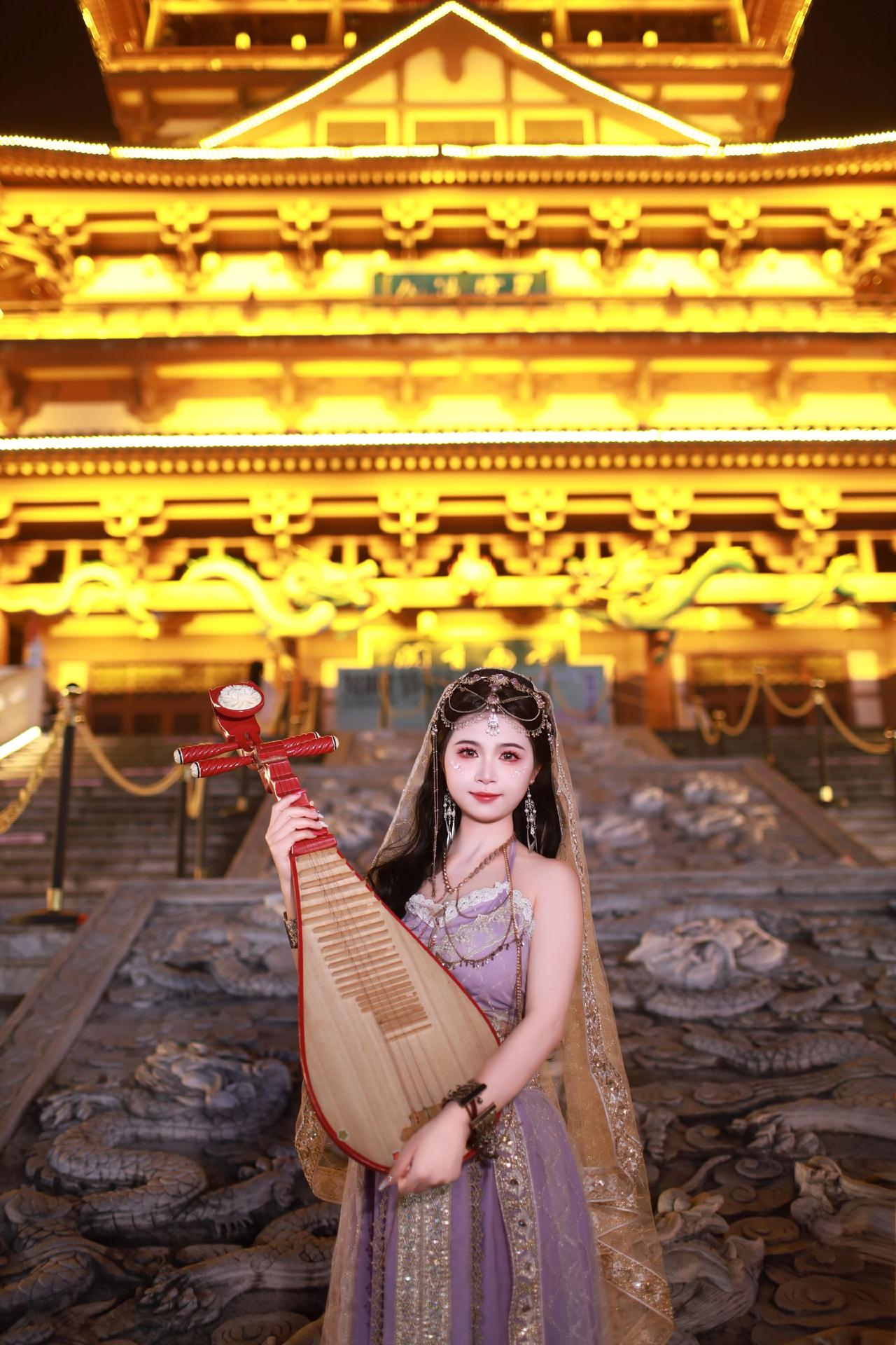 偶遇古镇随张。～～晒出你的民族服饰穿搭总要穿一次少数民族服饰吧古装拍照民族