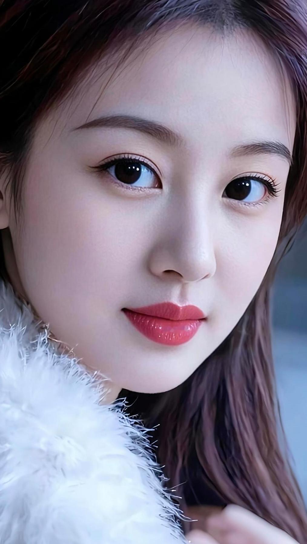 毛茸茸的白色外套，温暖又时尚！🌟💕