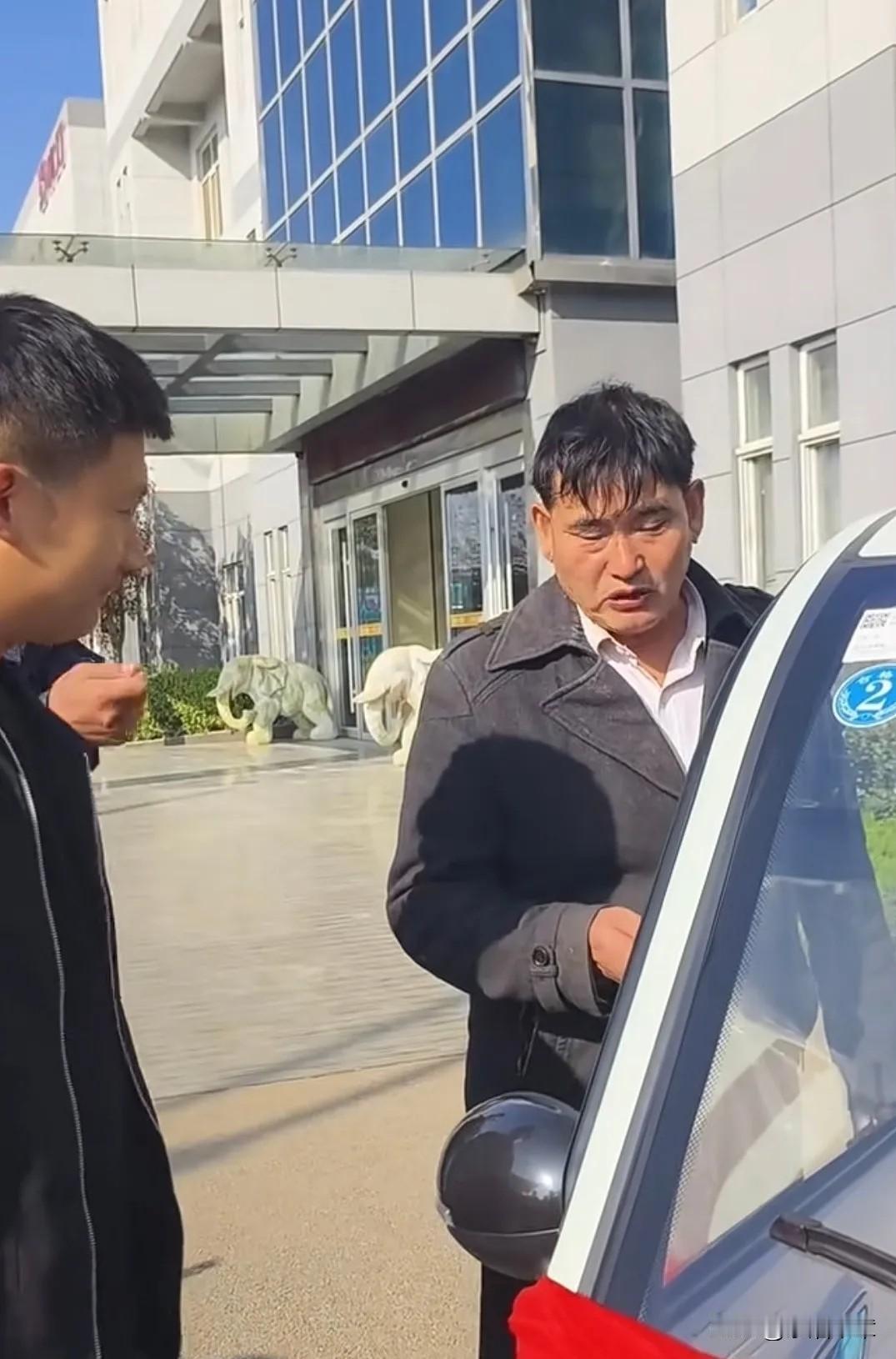 大衣哥的“三轮”人生，草根明星的精明选择大衣哥现在不一样了，身份变了，座驾也