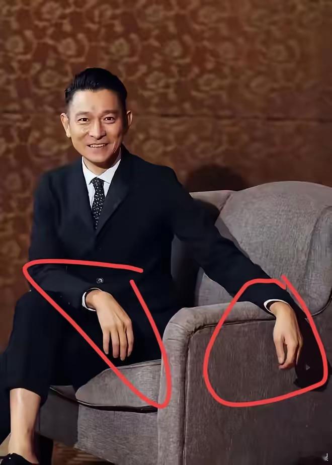 刘德华这个人很复杂，没有表面上的这么简单！​平时看着他朋友满天下，但真心朋友还真