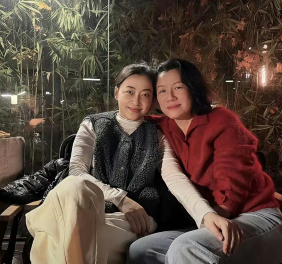 梅婷刘琳同框这画面，这友谊，太美好了还有她们俩的穿搭也非常的美好主打一个休闲