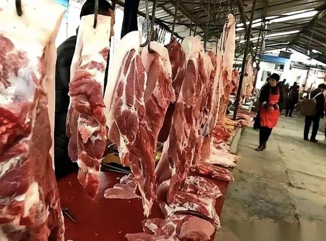 我姨夫做了四十多年屠夫，原先杀的猪养一年就一百多斤，吃的是剩饭，满院子跑。那时候