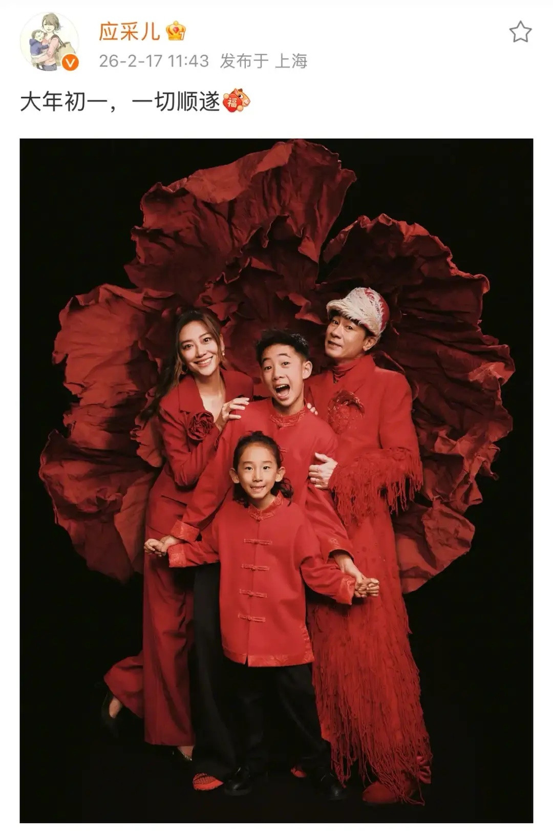 应采儿晒全家福拜年，画面温馨有爱，俩儿子模样帅气太像陈小春！
