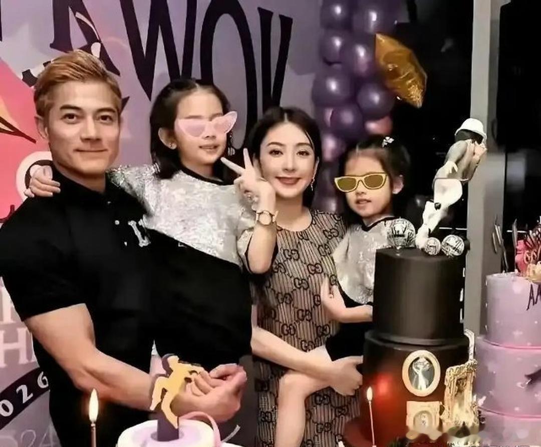 郭富城老婆方媛直播时忘了开美颜滤镜，生图状态看起来怎么样？