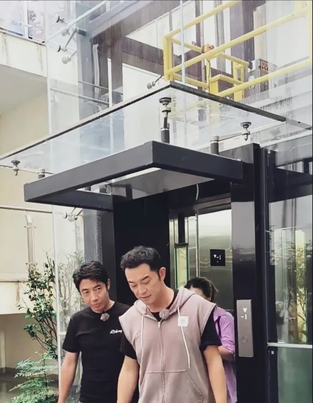 撒贝宁沙溢一起出了电梯，沙溢瘦了更帅了，撒贝宁跟在后面一直低着头斜眼偷看，结果还