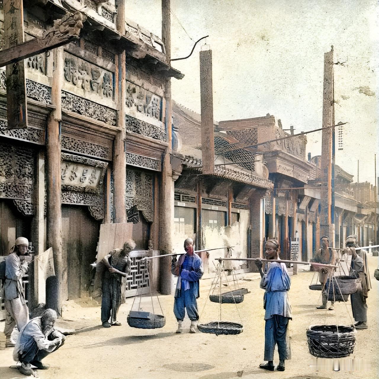 1900年，庚子之乱发生，街道两边的店铺还紧紧关闭着，并没有开门做生意。可是，老