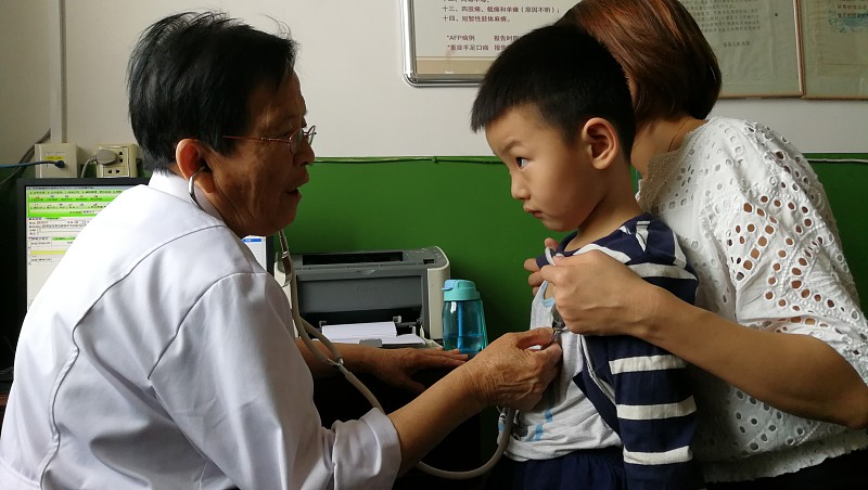 信任的裂痕与弥合：当代医患关系困境的深层思考诊室里，一位医生疲惫地揉着太阳穴，面前是堆积如山的病历；
