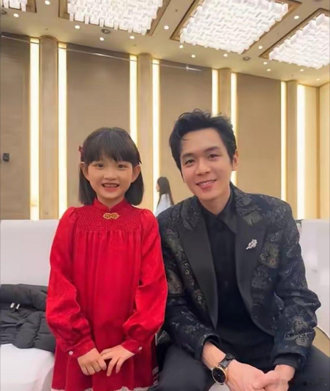 在一次访谈里，主持人笑着问张若昀是不是公认的“女儿奴”，他坦然承认，又认真补了句