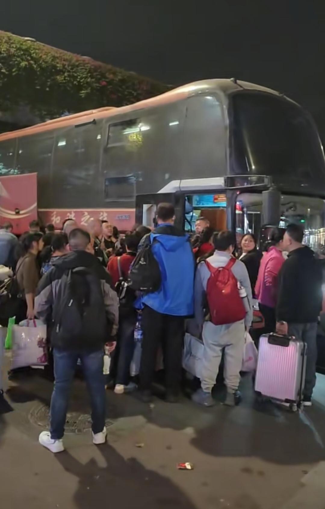 大巴车为啥又火了？网友：主要是不用转车，不用抢票，价格又便宜。大家有没有发