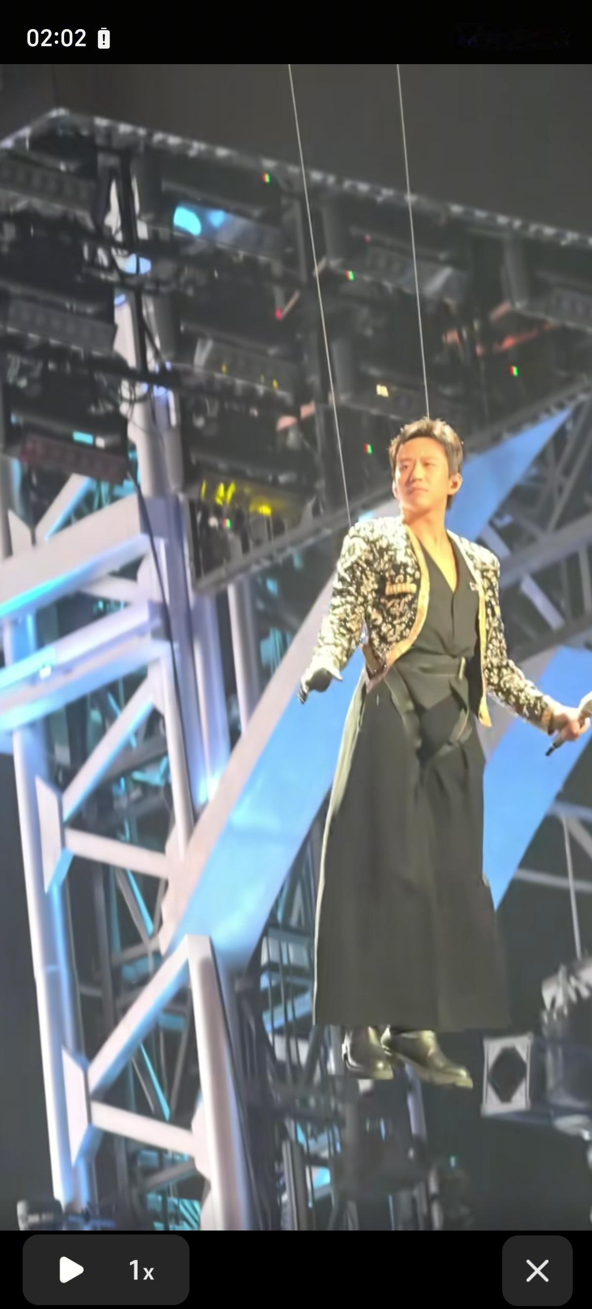 原来邓超的威压是这么吊的，不近距离看还真不知道，再多穿条裤子会不会好一点？[捂脸