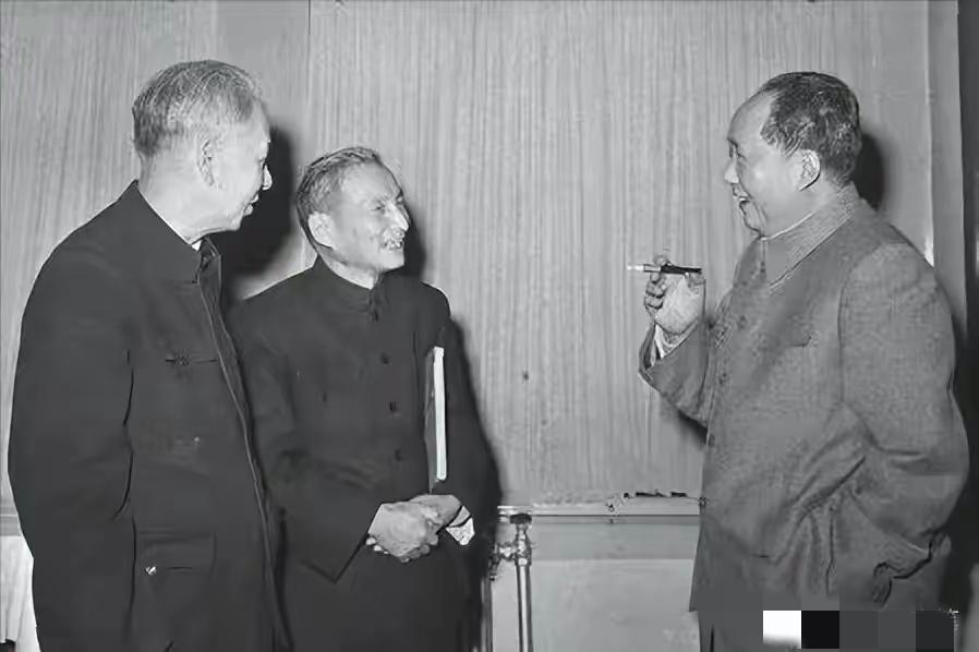 瞧瞧，这画面里的温暖与亲切，真的刻进骨子里！伟人跟部下同事谈工作，哪有半分距离感