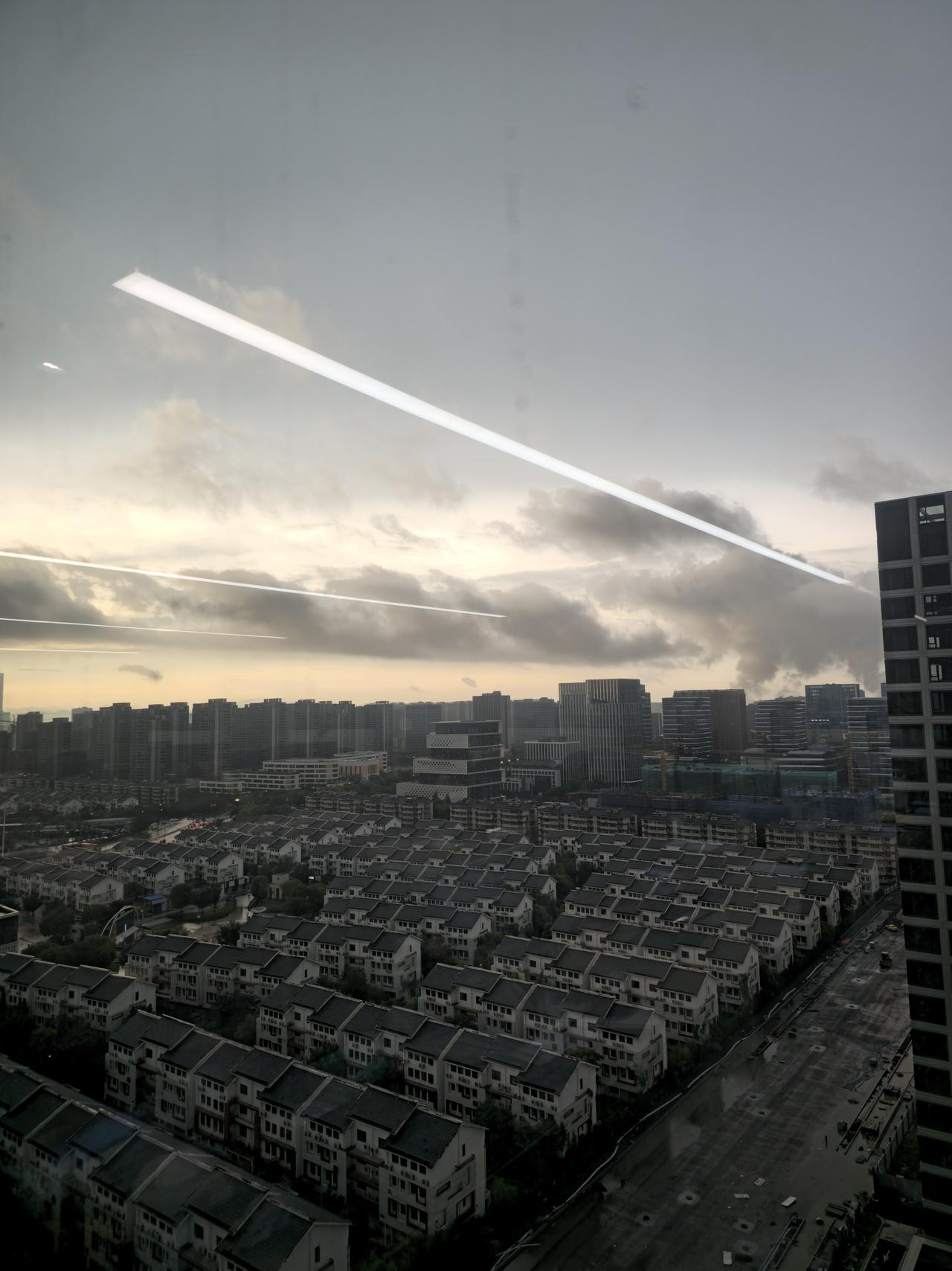 杭州的天到底怎么了😭我就想问问杭州的这天气到底是怎么了每天都是出门的时候