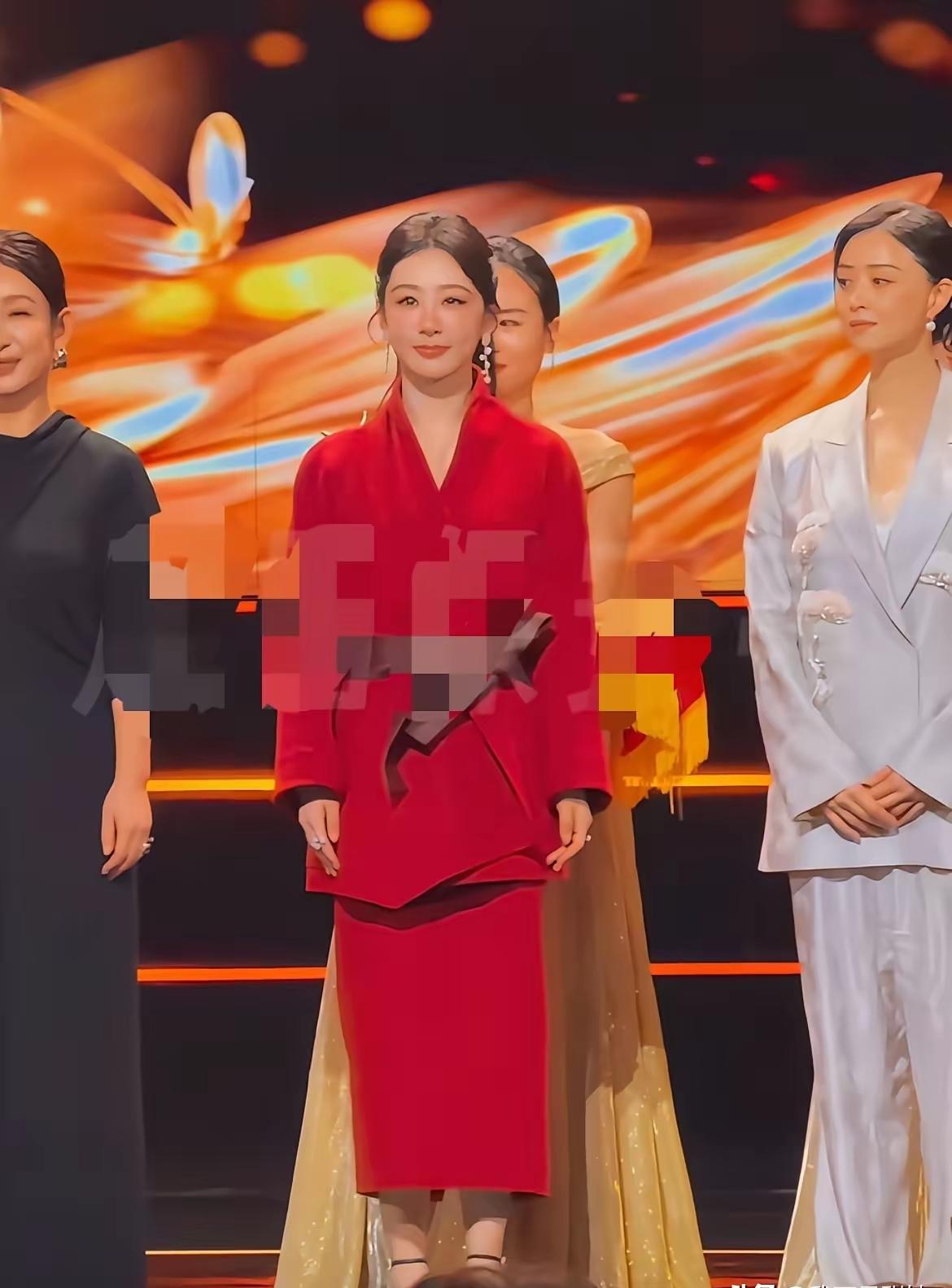 三位都是演技天才，中间这位衣服丑，显得身材比例也不好看，你都认出她们是谁了吗？