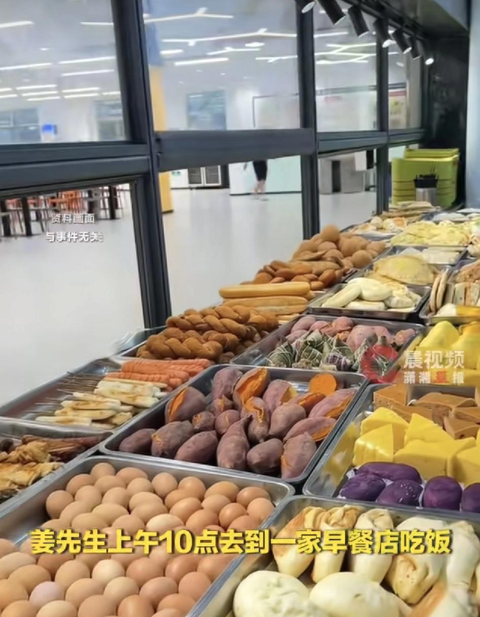 男子在一家无限续的早餐店点了5块钱的早餐，但是吃了豆腐脑和豆浆，继续打的时候却被