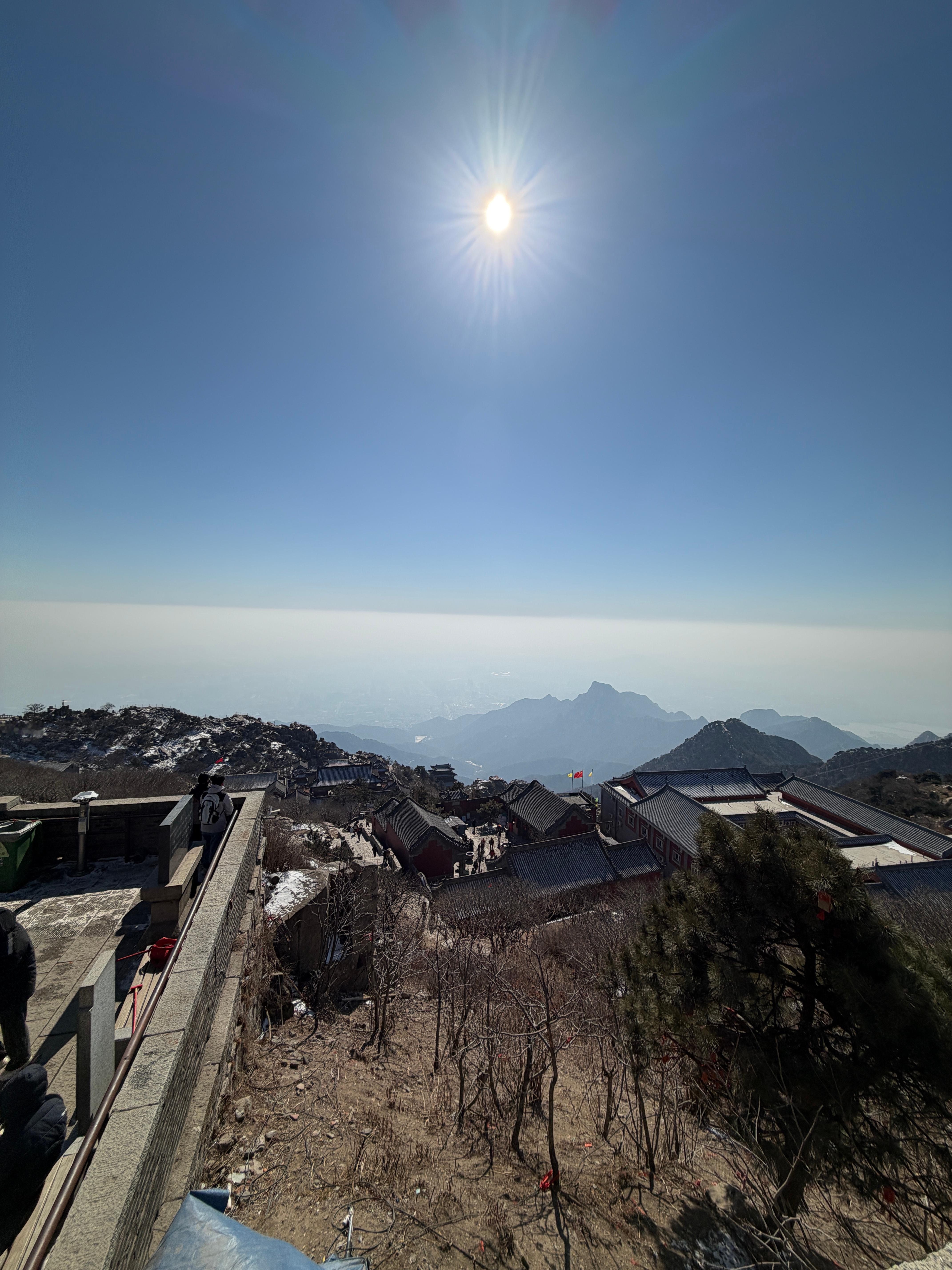 泰山已登顶现在拿个PH试纸插大腿里，都得显酸性泰安·泰山风景名胜区
