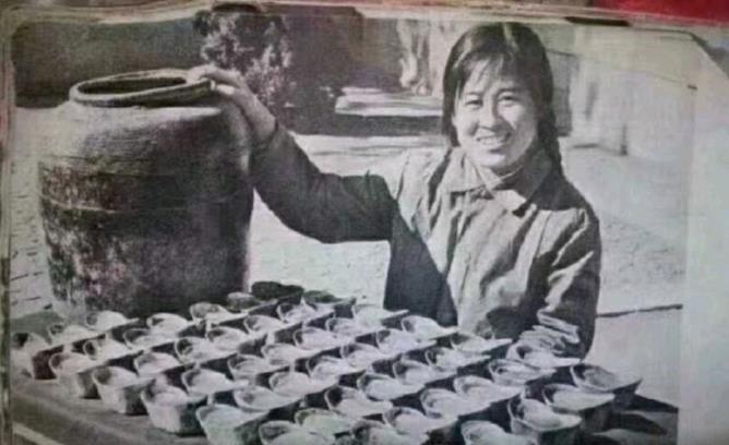 1982年，青海18岁女兵修水管时，挖出大量银元，她四下张望，确定周围没人后，撒