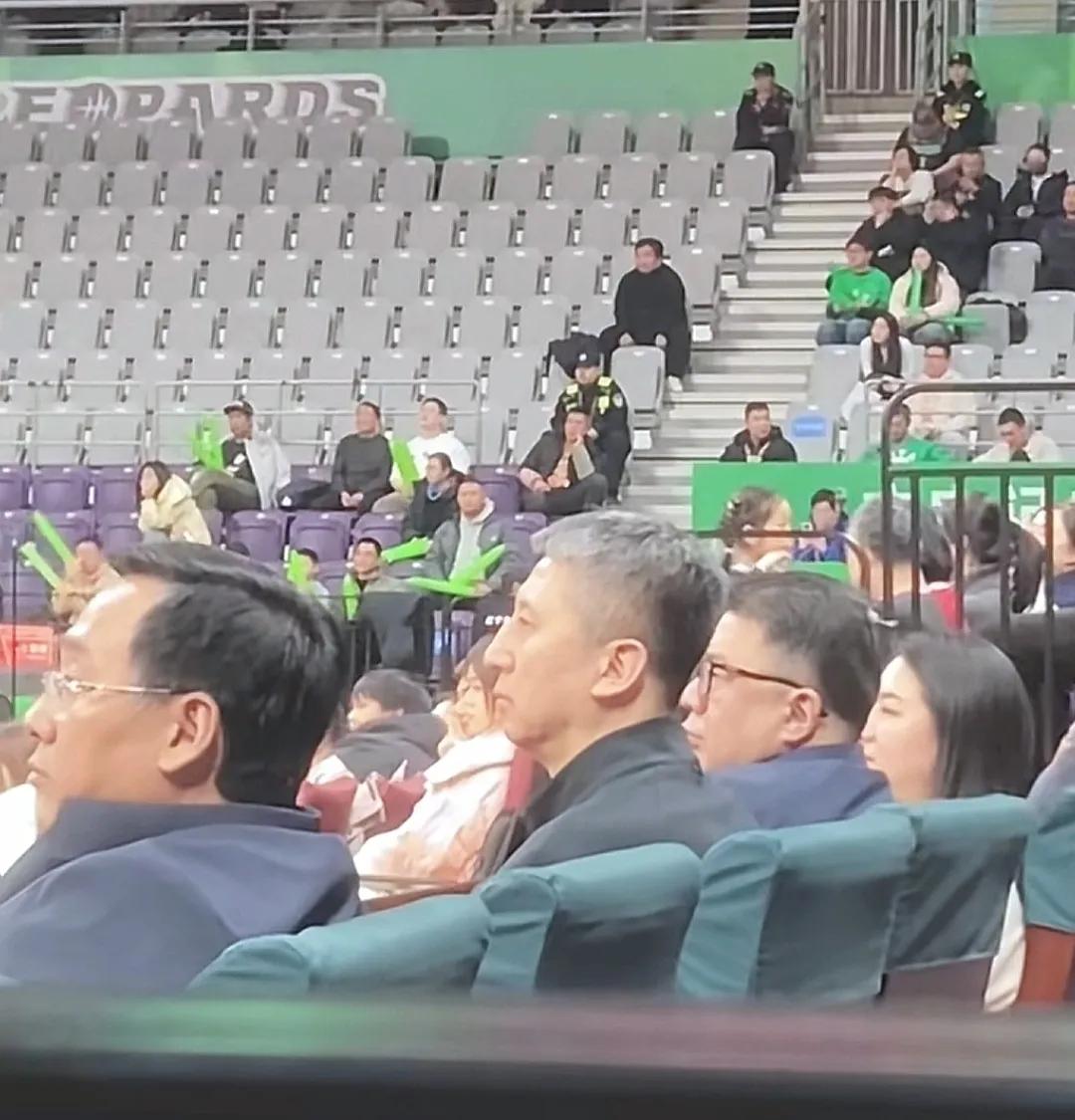 辽宁跟青岛比赛，空荡荡座位上，看到有一个人物观战，此人就是国家队主教练郭士强。是