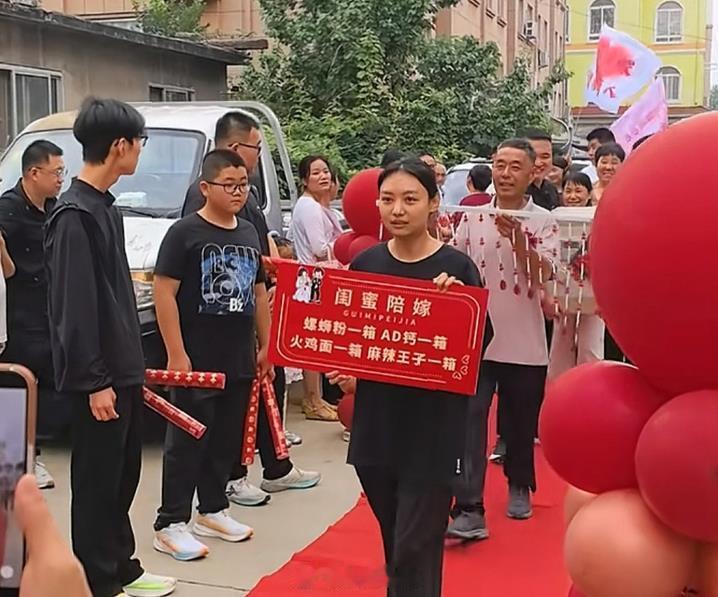 这个嫁妆有“分量”：螺蛳粉一箱，AD钙奶一箱，火鸡面一箱外带麻辣小王子一箱以为是