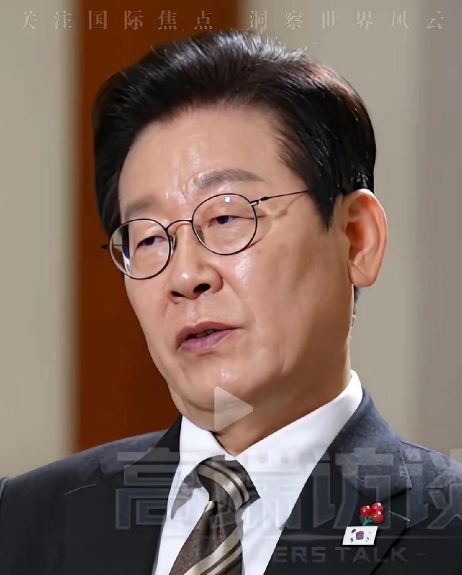 李在明还化淡妆了吗？这脸太明光了，比女主持人的脸还亮，应该涂了保湿什么的，感觉一