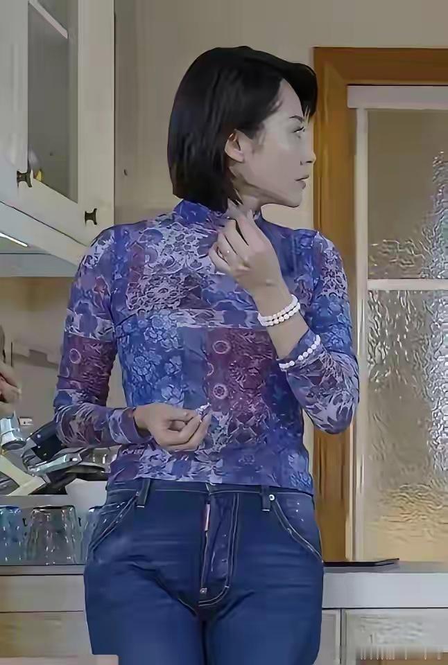 55岁许晴，夜跑照刷爆全网。新加坡街头，她穿紧身运动衣，玲珑曲线晃眼。路人抓拍