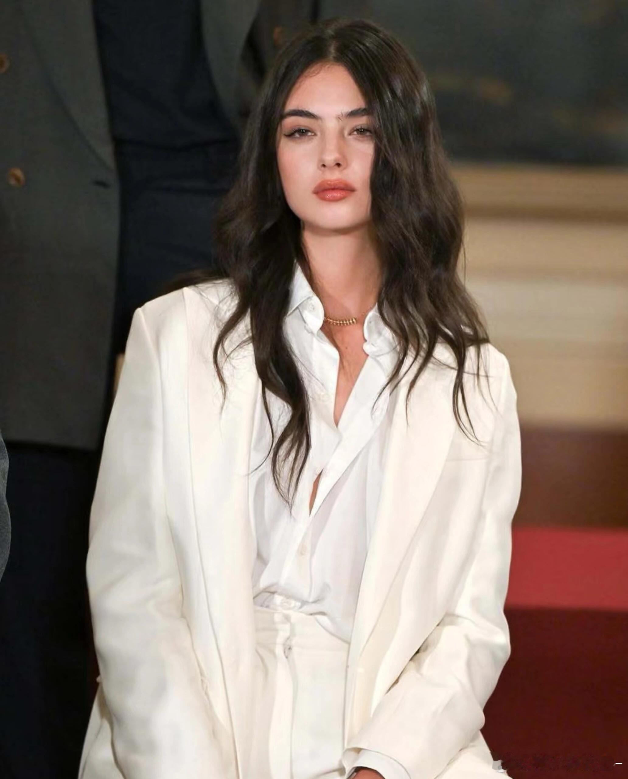 她继承了球花的美貌，差的不是一星半点莫妮卡贝鲁奇