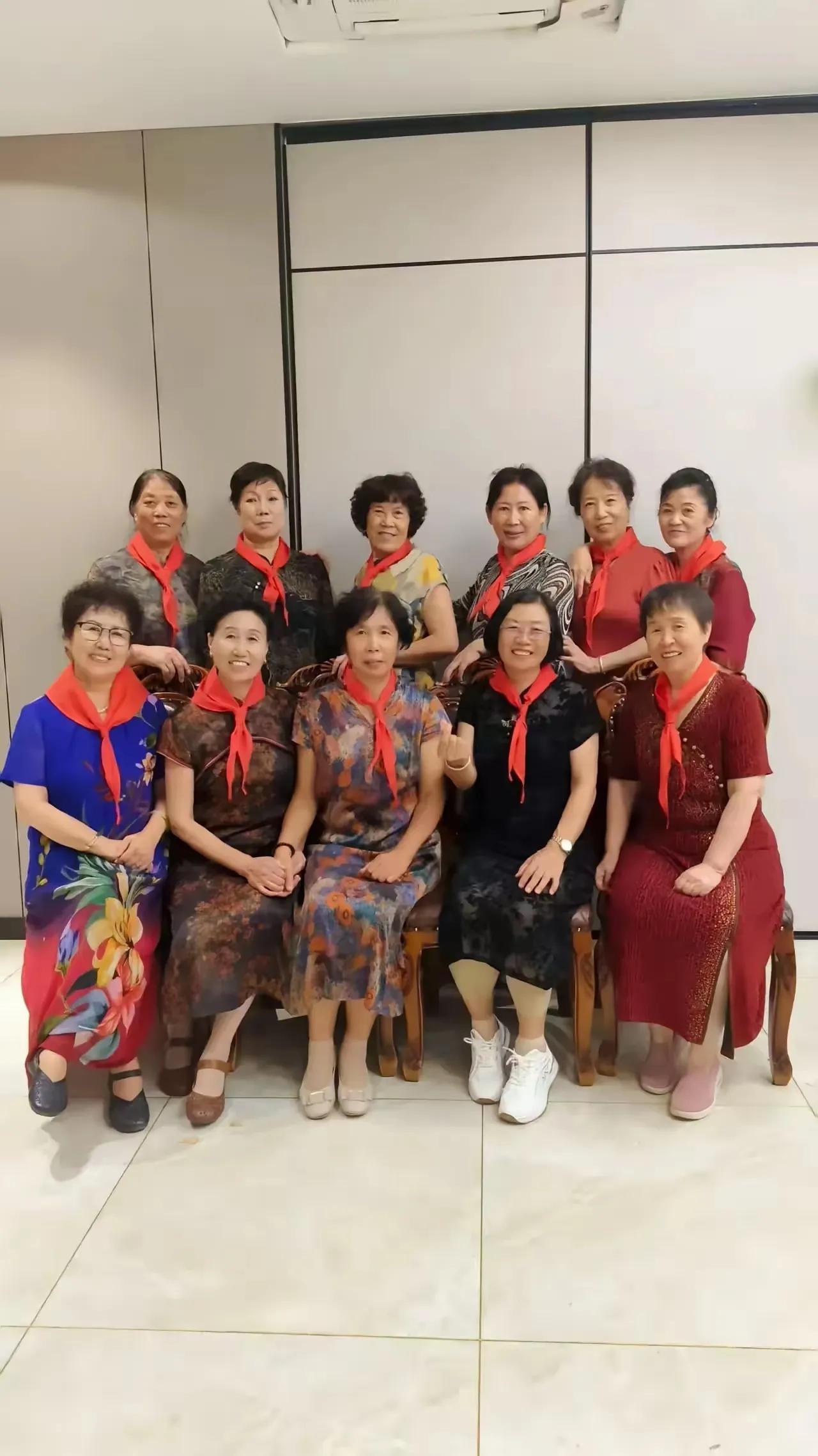 我的娘啊！穿旗袍还要戴个红领巾，这是什么“神”操作啊？大妈的思维真的让人“刮目相