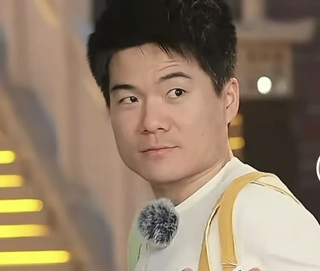10万单包包太少，网友抢不到包，气得“举报”董宇辉！收到夏日来信包包的伙