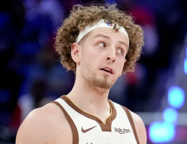 勇士球员波杰姆斯基今天接受了采访，谈到了他此前超越库里的言论。“我觉得我的措辞