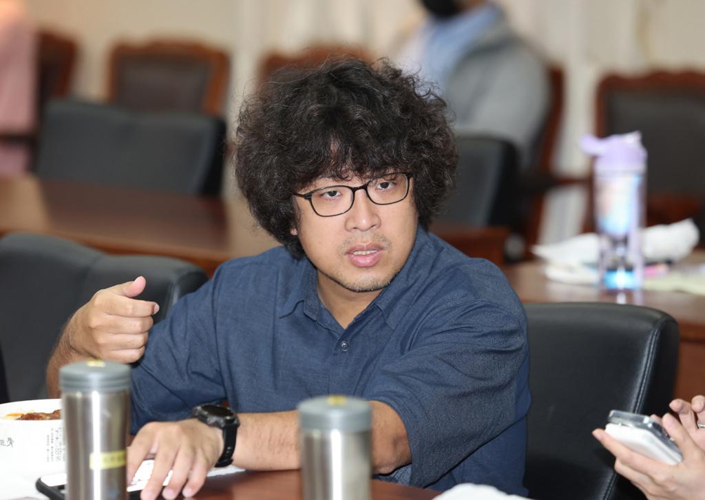 沈伯洋被质疑未服兵役，沈伯洋净扯：替代役等于民防！2025年12月10日，民