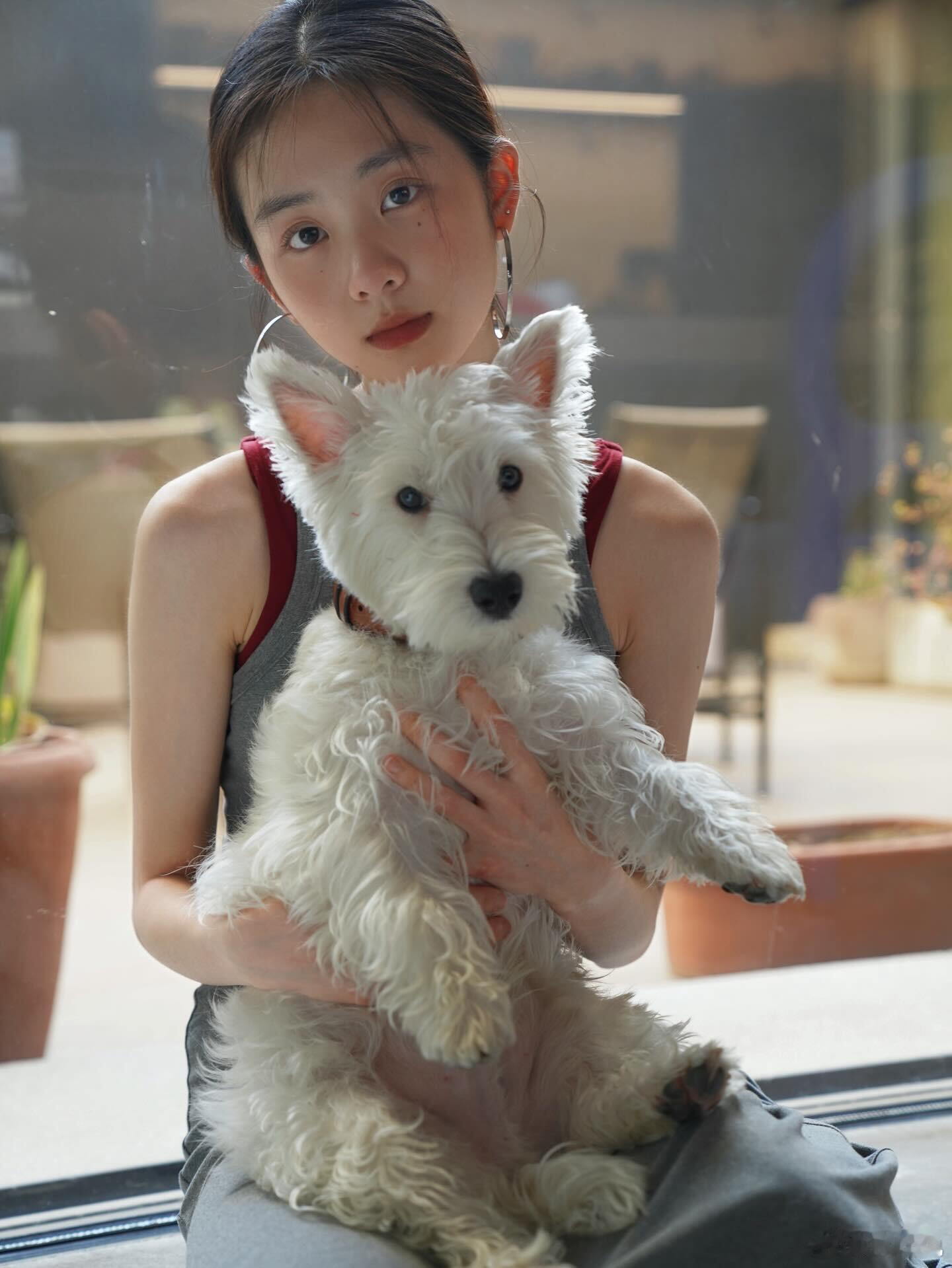 黄多多晒日常照马上20岁的女孩🥹长得很文艺片女主，就是倔强清冷，不化妆，淡淡