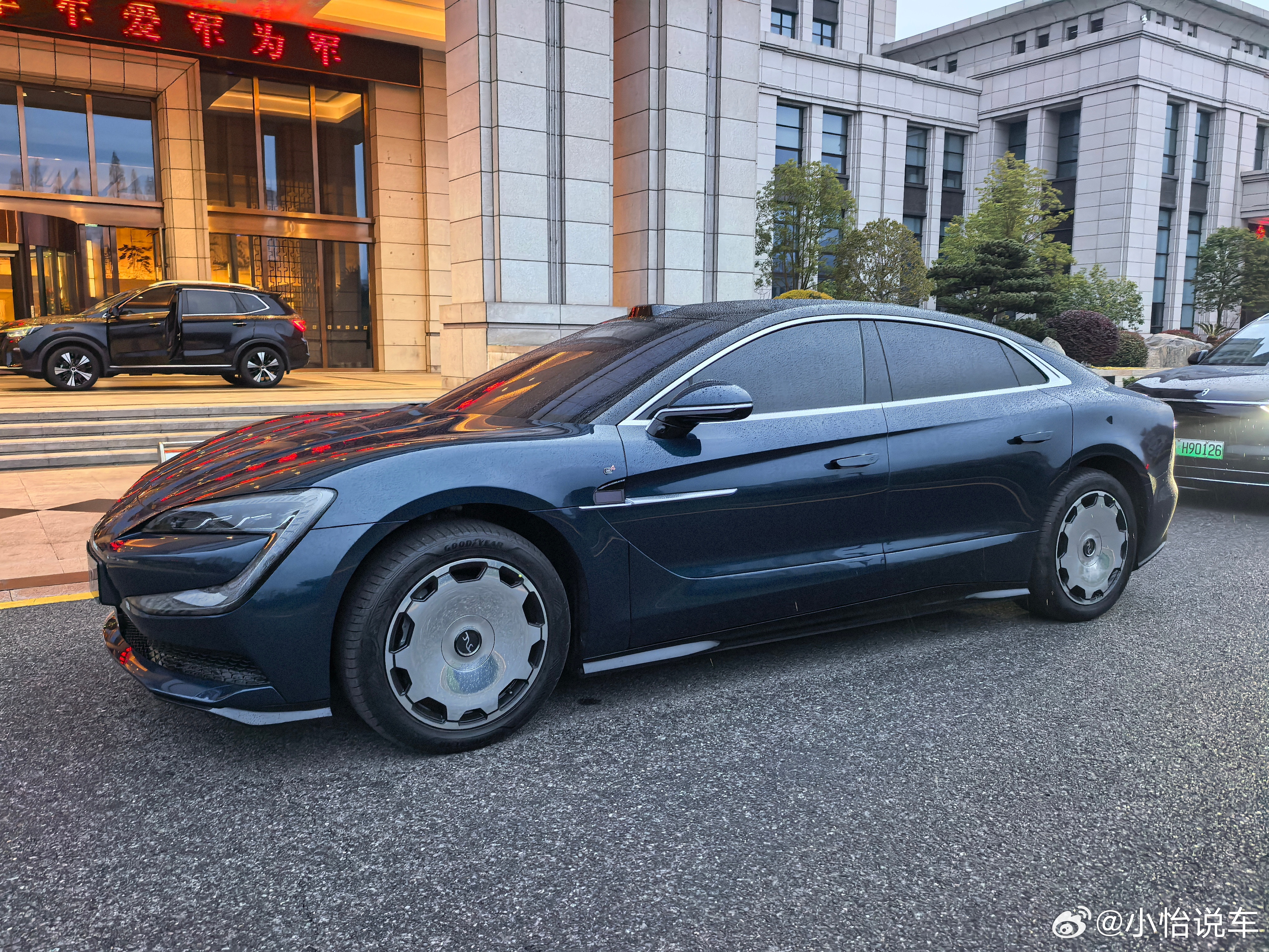 怎么回事啊？不是说好了看樱花吗？怎么在阴天下雨啊，人生处处不惊喜！仰望U7我和汽