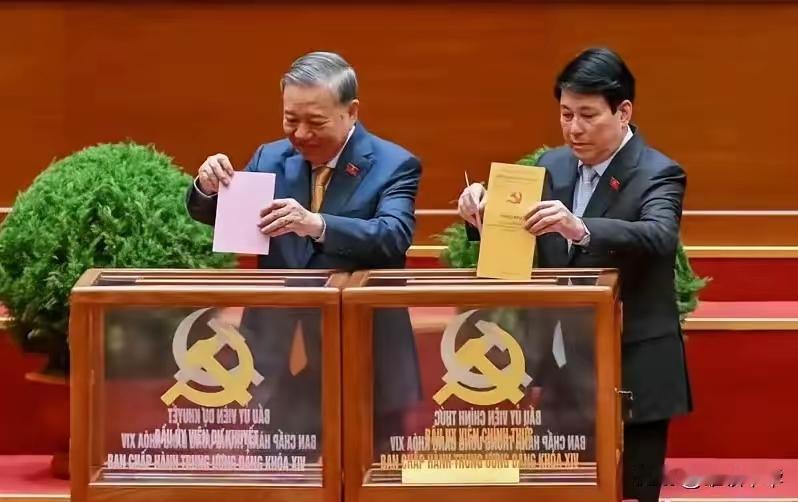 这一幕即将成为历史，这是苏林和梁强同时投票的画面，之后的梁强将不在现任“四驾马车