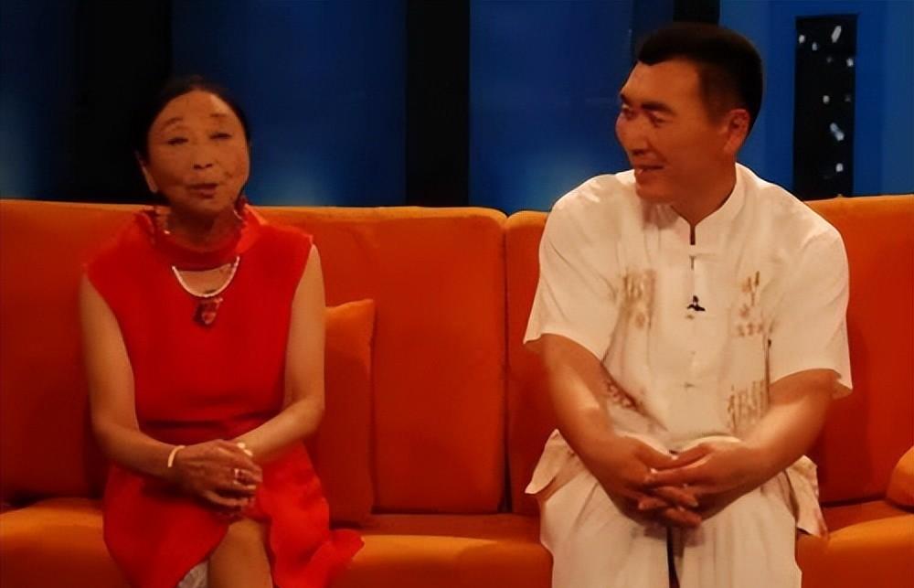 其实根本没这个人，档案里查不到，邻居没听过，连她儿子都笑了。马玉琴1956年就
