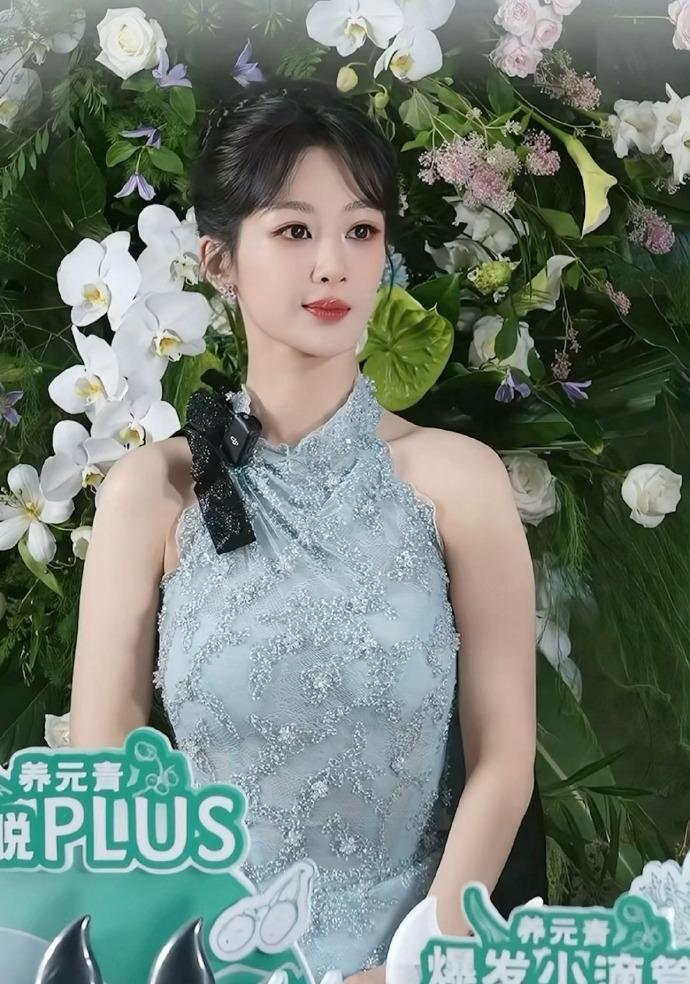 今天杨紫在出席活动的时候搭配的好时尚，看起来像个迷人的仙女，气质也不错。她这
