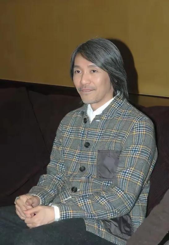 63岁的周星驰，活出了孤独，活出了寂寞，63岁的他在太平山上坐拥几座别墅，过得很