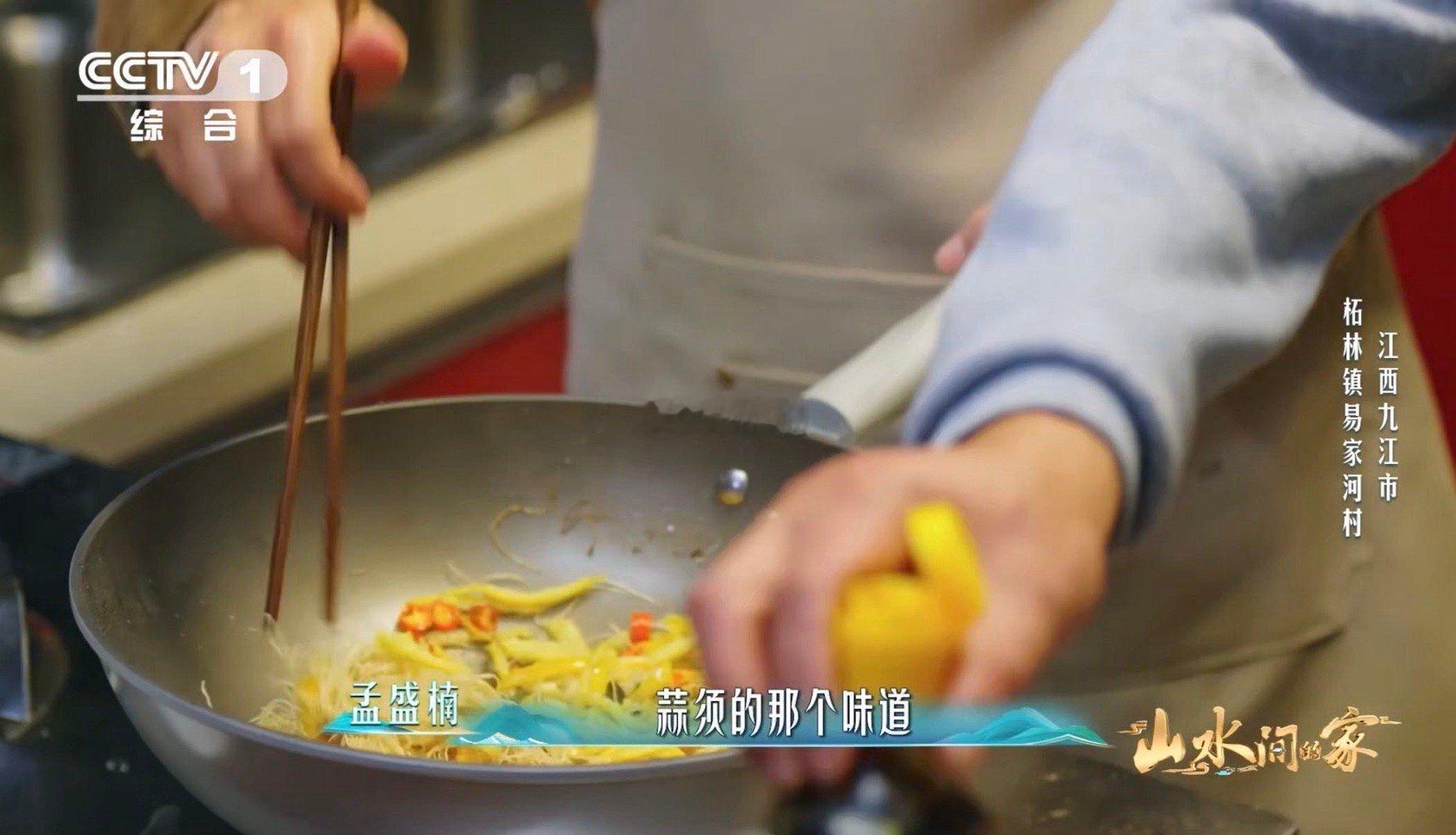 橘子皮也没想到自己能当一道菜被江西的橘皮吃法狠狠拿捏！果香撞蒜香超够味，物尽其